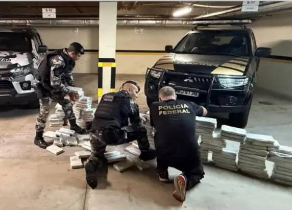 A droga estava escondida no assoalho de uma carreta que saiu do Paraná com destino à Grande Florianópolis; motorista foi preso em flagrante e carga é avaliada em cerca de R$ 12,8 milhões.