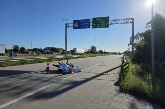 Colisão aconteceu na manhã desta segunda-feira no sentido Pelotas-Porto Alegre; trânsito apresenta bloqueio parcial no trecho