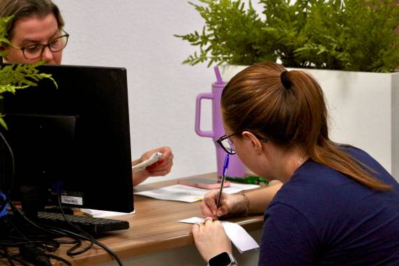 Primeira ação do ano reuniu consumidores para troca de notas fiscais por cartelas; sorteio ocorre nesta terça-feira com transmissão ao vivo