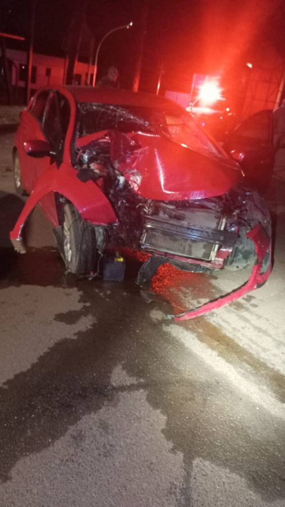 Motorista de 21 anos foi socorrida pelos bombeiros e encaminhada ao hospital