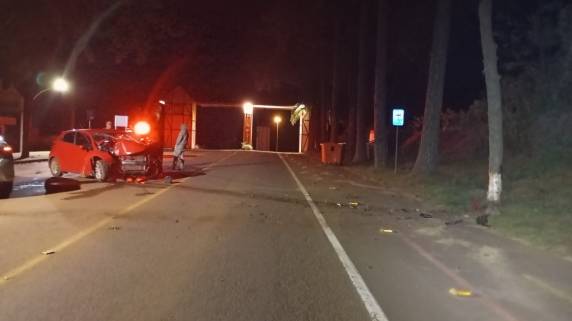 Motorista de 21 anos foi socorrida pelos bombeiros e encaminhada ao hospital