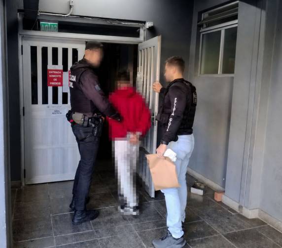 Ação da Polícia Civil cumpriu mandados em quatro municípios e investigados ameaçavam comerciantes