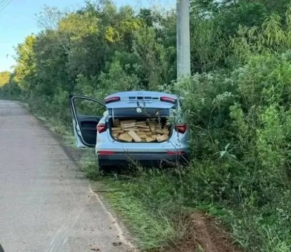 Motorista fugiu após perder o controle do veículo, que era roubado e transportava 477 tijolos de droga