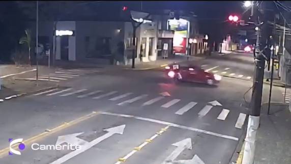 Acidente foi registrado por câmeras de monitoramento no cruzamento das ruas Getúlio Vargas e Barão do Ladário; apesar do impacto, ninguém ficou ferido