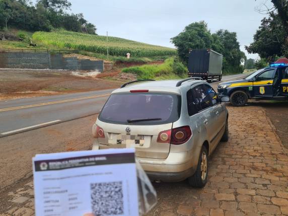 Condutor de um Spacefox com licenciamento vencido apresentou um documento falsificado com QR Code de outro veículo
