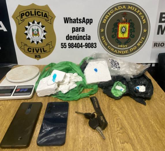 Operação da Polícia Civil e Brigada Militar apreendeu mais de 1,2 kg de cocaína, além de dinheiro, veículo e materiais usados na comercialização