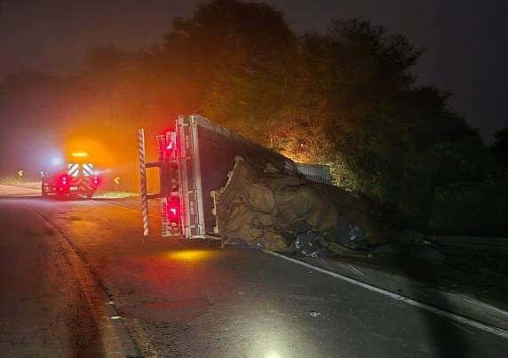 Condutor de 24 anos sofreu lesões leves e foi encaminhado ao hospital após sair sozinho do veículo