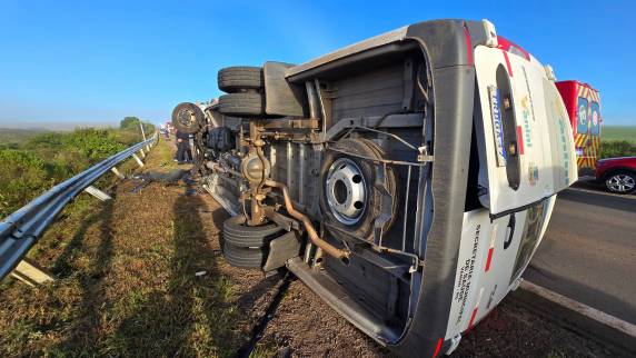 Colisão frontal envolveu caminhonete e van de transporte de saúde; vítimas foram encaminhadas a hospitais