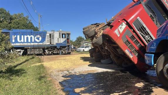 Colisão entre trem e carreta espalha carga de grãos e bloqueia totalmente estrada no interior de Cruz Alta; ninguém ficou ferido.