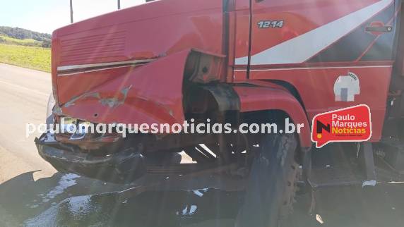 Passageira ficou presa no veículo após a batida, mas recusou atendimento médico no local