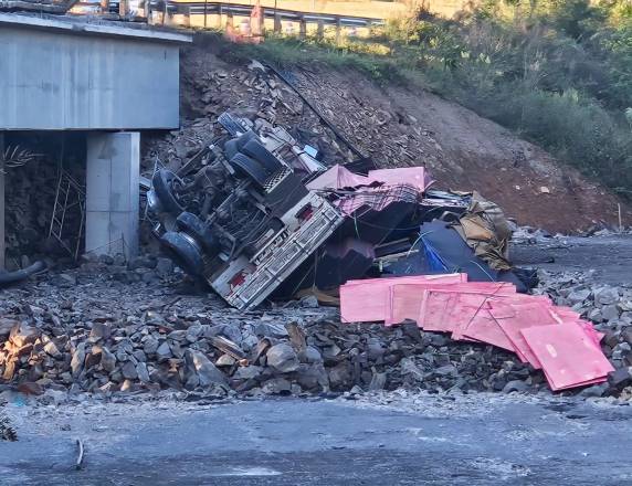 Motorista fica ferido após caminhão sair da pista e cair de ponte na BR-386, entre Tio Hugo e Soledade.