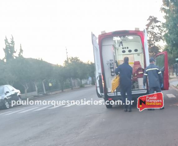 Colisão entre carro e moto ocorreu na Rua Osvaldo Cruz, esquina com a Rua do Comércio; vítima sofreu ferimentos leves e foi socorrida pelos Bombeiros