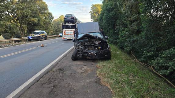 Acidente aconteceu na manhã desta sexta-feira (15), no km 261 da rodovia, e mobilizou equipes do SAMU e Corpo de Bombeiros de Passo Fundo
