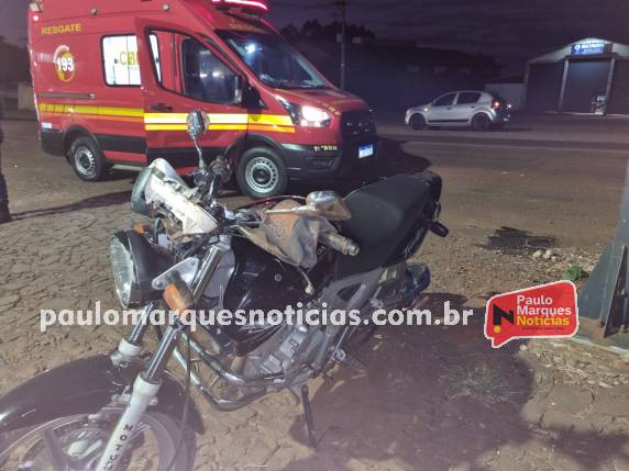 Colisão entre motocicleta e caminhoneta Saveiro ocorreu na área industrial, próximo à Rua Amândio Jahn, no início da noite desta sexta-feira (15)
