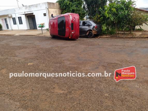 Acidente com danos materiais foi registrado na tarde deste domingo (17), na Rua Consolata; condutor não ficou ferido