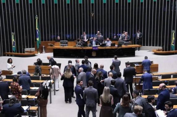 Projeto prevê punições mais duras, classifica prática como crime hediondo e inclui agravantes ligados ao uso de tecnologia