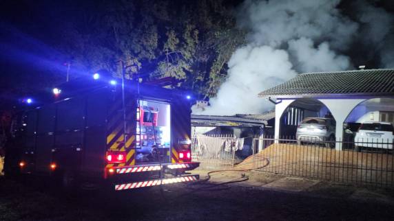 Corpo de Bombeiros controlou as chamas e evitou que o fogo se espalhasse para casas vizinhas; ninguém ficou ferido