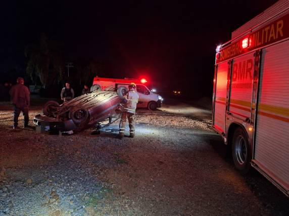 Colisão entre Ford Escort e Toyota Hilux provocou capotamento; terceiro veículo saiu da pista ao tentar desviar