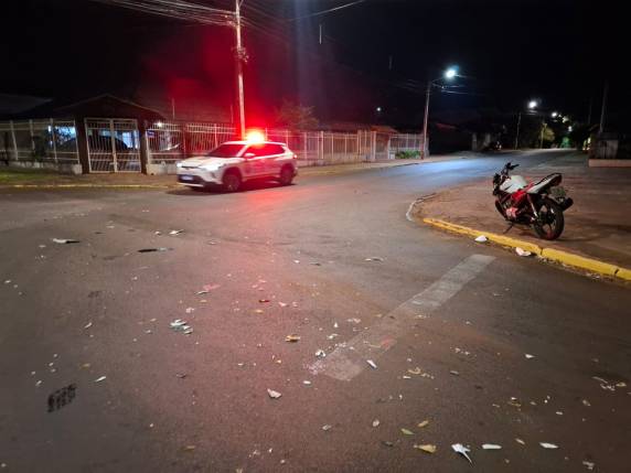 Colisão entre motocicleta e um automóvel Citroën ocorreu na noite desta quinta-feira (21), no cruzamento das ruas Jorge Leopoldo Weber e Francisco Esperoto.
