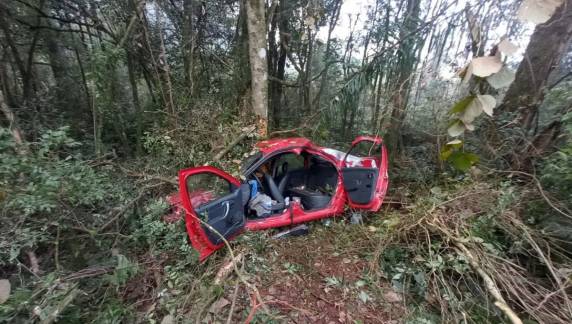 Carro saiu da pista e capotou durante a manhã desta quinta-feira no Meio-Oeste catarinense