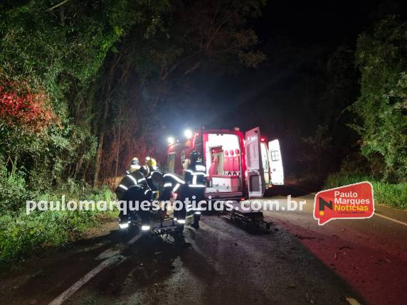 Acidente ocorreu na localidade de Pessegueiro na noite desta sexta-feira (22); motorista de 38 anos foi socorrido em estado grave ao Hospital São Vicente de Paulo