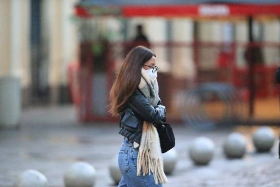 Previsão indica aumento de nebulosidade no sábado, com mínimas próximas aos 0°C, e temperaturas mais altas no domingo