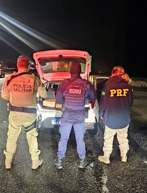 Dois paranaenses foram presos em flagrante durante fiscalização da Polícia Rodoviária Federal na madrugada deste sábado (23)