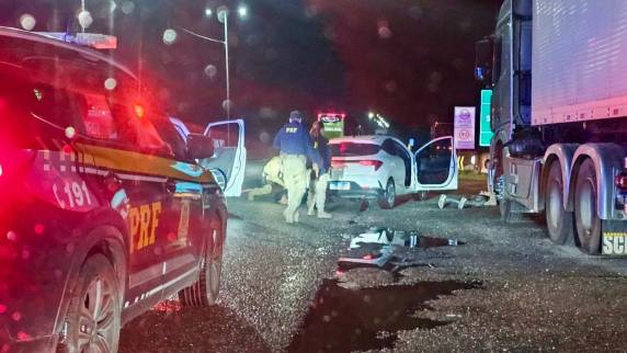 Dois paranaenses foram presos em flagrante durante fiscalização da Polícia Rodoviária Federal na madrugada deste sábado (23)