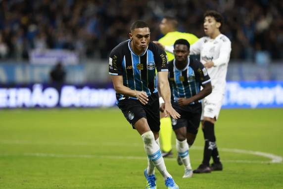 Tricolor contou com dois gols de Carlos Vinícius e um de Tetê para ganhar em casa; Gabigol marcou duas vezes para os paulistas
