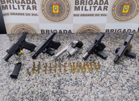 Durante abordagem na ERS-344, policiais localizaram pistolas, revólver calibre .357, munições e celulares com a dupla