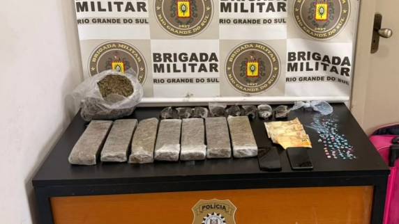De acordo com informações do 3º Batalhão de Polícia de Choque ( 3ºBPChq) , os policiais militares realizavam patrulhamento em uma área conhecida pelo comércio de drogas quando visualizaram um motociclista chegando a uma residência e retirando um objeto do local.
