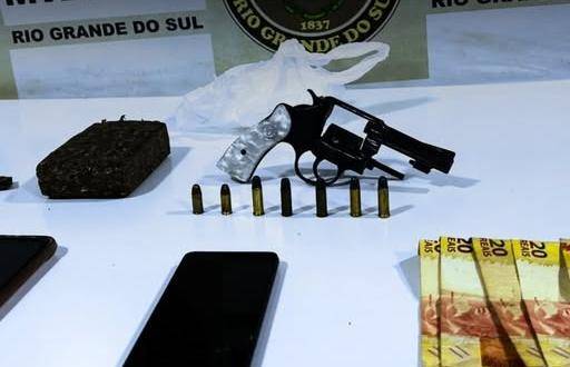 Ação ocorreu durante barreira policial na saída para Pirapó; arma municiada e maconha foram apreendidas