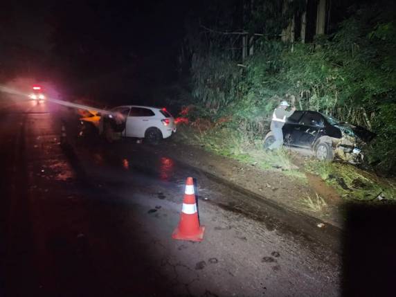 Acidente frontal ocorrido na madrugada deste domingo (24) deixou ainda um homem ferido; trecho é conhecido como ''Rodovia da Morte'' devido ao alto número de acidentes