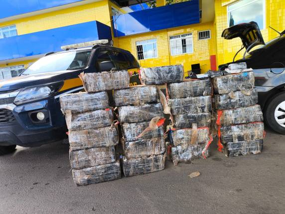 Subtítulo: PRF apreendeu 397 quilos de maconha e 137 ampolas de medicamento proibido no Brasil durante abordagem na BR-285, em Passo Fundo; motorista de 41 anos foi preso por tráfico de entorpecentes e contrabando.