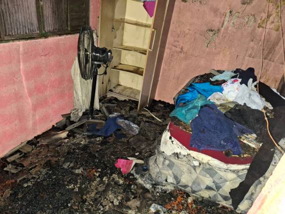 Curto-circuito teria provocado o fogo que consumiu móveis e pertences da moradora no bairro Independência