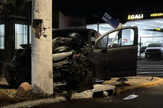 Acidente ocorreu próximo ao cruzamento com a Rua Veríssimo Rosa
