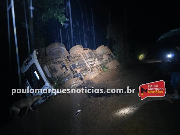 Acidente ocorreu na localidade de Esquina Krever durante a chuva; motorista não ficou ferido