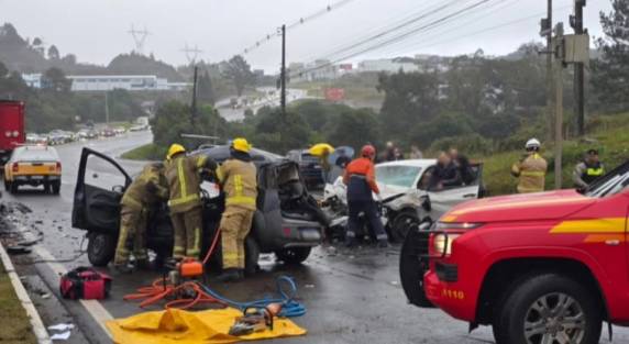 Colisão entre Volkswagen Gol e Fiat Uno deixou adolescente inconsciente e motorista preso às ferragens na ERS-122