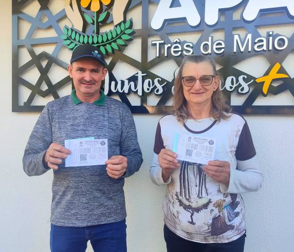 Mãe de ex-alunos da Apae de Três de Maio, Selma Rasche Spohr transforma gratidão em solidariedade ao colaborar com a venda da Ação entre Amigos e reconhecer o apoio recebido pela instituição ao longo da vida dos filhos.