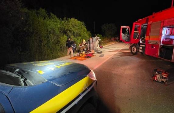 Condutor de automóvel ficou preso às ferragens e precisou ser resgatado pelos Bombeiros