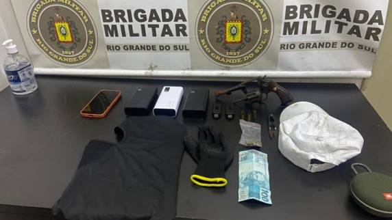 Suspeito foi baleado durante troca de tiros com policiais militares após perseguição na BR-285; comparsa conseguiu fugir para área de mata e segue sendo procurado pela Brigada Militar.