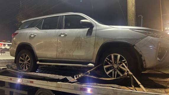 Suspeito foi baleado durante troca de tiros com policiais militares após perseguição na BR-285; comparsa conseguiu fugir para área de mata e segue sendo procurado pela Brigada Militar.
