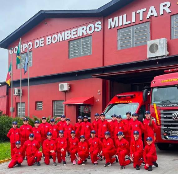 Parceria entre instituições e empresas garantiu os novos uniformes para os alunos do projeto