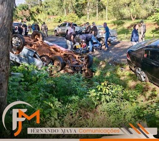 Colisão envolvendo vários veículos mobilizou equipes de resgate na tarde deste domingo; um dos automóveis capotou às margens da rodovia