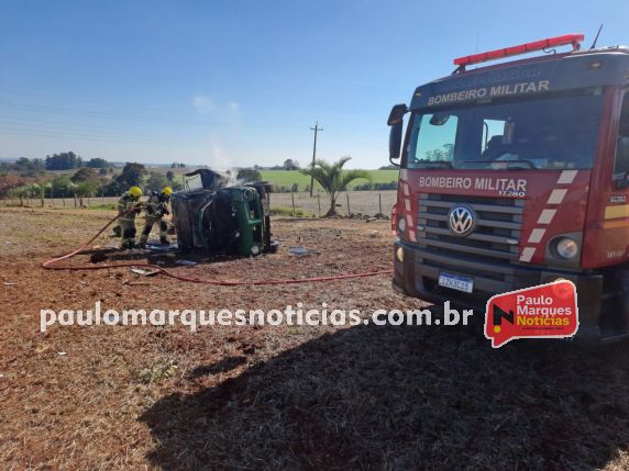 Acidente ocorreu na localidade de Flor de Maio; condutor foi socorrido por uma ambulância que passava pelo local e sofreu ferimentos sem gravidade.