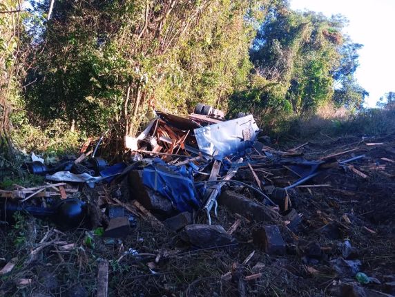 Caminhoneiro fica gravemente ferido após veículo capotar em ribanceira em Irani - foto 5