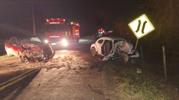 Acidente ocorreu entre São Domingos e Entre Rios, no Oeste catarinense, e mobilizou Samu, bombeiros, Defesa Civil e Polícia Militar.