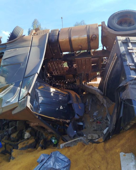 Mulher morre e motorista fica gravemente ferido após tombamento de caminhão na BR-282 em Maravilha - foto 4