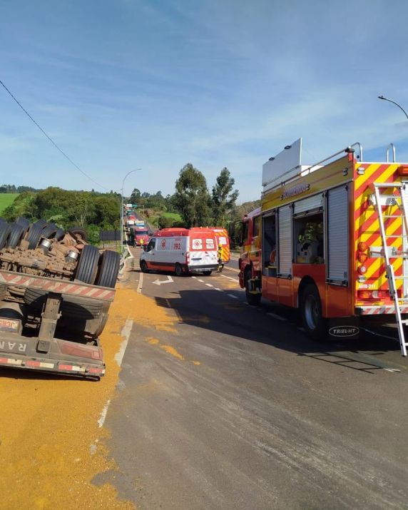 Mulher morre e motorista fica gravemente ferido após tombamento de caminhão na BR-282 em Maravilha - foto 3
