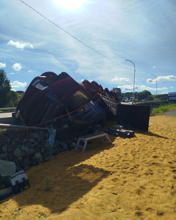 Mulher morre e motorista fica gravemente ferido após tombamento de caminhão na BR-282 em Maravilha - foto 2